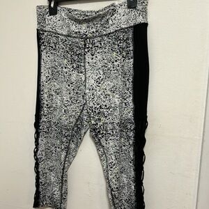 NWT Xersion Mid-rise Performance Capri Leggings. Splattered print design